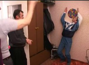 Отчим с друзьями напоили дочку и устроили с ней групповой секс